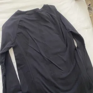 Black long sleeve athletic shirt with thumb holes thumbnail 2
