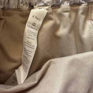 Lululemon Hotty Hot Short II *2.5" Mini Twine White Multi / White size 4 EUC Run thumbnail 3