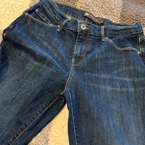 Levi’s Women’s 505 Straight Leg Jeans Dark Rinse Size 8 thumbnail 3