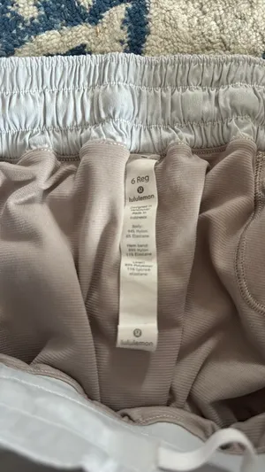 Lululemon Shorts Hotty Hot 2.5" White thumbnail 3