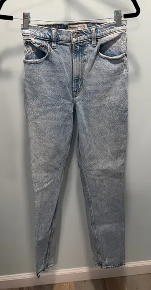 Abercrombie & Fitch The 90s Straight Ultra High Rise Jeans 26 2L Light Wash Blue thumbnail 1