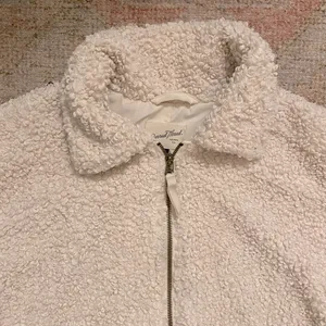 Universal Threads Cream Colored Sherpa Jacket thumbnail 6