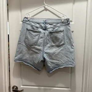 Torrid 5 Inch Mom Jean Premium Classic Denim Mid-Rise Short Size 16 thumbnail 9