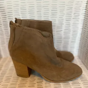 Urban Outfitters Women‎ Taupe Suede Block Heel Ankle Boots Size 9 Back Zip Boho thumbnail 4
