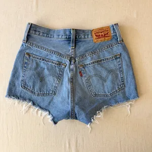 Levi's 501 Original Distressed Cut Off Denim Shorts Womens 27 Light Wash Blue thumbnail 10