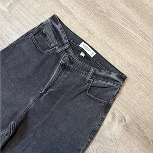 •Abercrombie & Fitch• Ultra High Rise 90s Slim Straight Jeans thumbnail 4