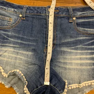 Altar'd State Denim Shorts Womens Size 29 Pom Trim Distressed Blue Jean Shorts‎ thumbnail 8