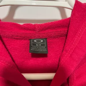 Oakley Logo Dark Reddish-Pink Graphic Hoodie Sweatshirt Size S‎ Sportswear thumbnail 4