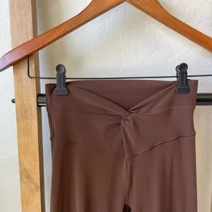 Aerie Offline Chocolate Brown High-Waist Twist Flare Leggings thumbnail 6