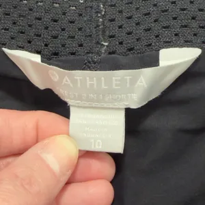 Women’s Athleta Crest 2 in 1 Hiking Shorts Black Size 10 thumbnail 5