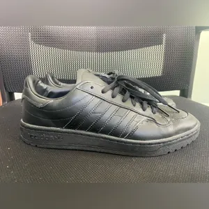 Adidas Black on Black Team Court Sneaker Mens 7/ Womens 9 thumbnail 4