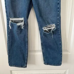 Abercrombie Ankle Straight‎ Ultra High Rise Distressed Jeans 4/27 Curve thumbnail 3