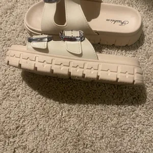 New Without Tag Beige Rubber Ssndals Size 6.5 thumbnail 4
