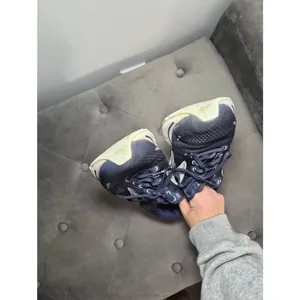 Brooks Ghost Women’s Running Shoes 9 Navy and White thumbnail 10