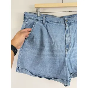 American‎ Eagle Women’s Pleated Front Moms Shorts Light Blue Wash Denim Size 20 thumbnail 4