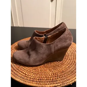 Clarks Artisan Suede Wedge Booties Taupe Brown Snake Embossed Heel Side Zip 9.5M thumbnail 2
