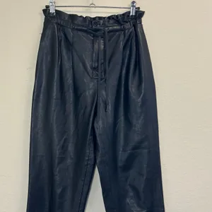 Alice + Olivia Womens Black Faux Leather Ankle Trousers Pants XS Pockets Pleated thumbnail 3