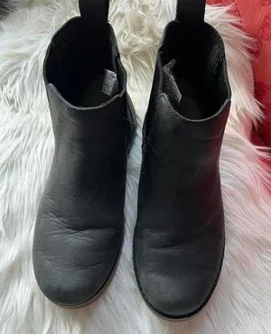 UGG Women's Classic Ankle Chelsea Boots - Size 6 thumbnail 1