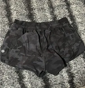 Lululemon 2.5" Hotty Hot Shorts thumbnail 2