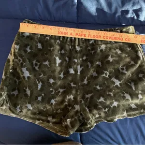AERIE Shorts Green Cheetah Print Fleece Size Medium Pajama Lounge Beach Travel thumbnail 5