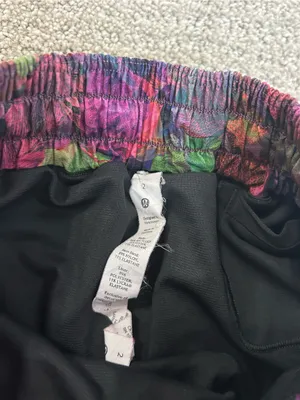 Lululemon Floral Hotty Hot Lowrise Lined 2.5” Shorts Size 2 thumbnail 2