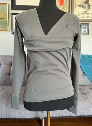 Lalabu Women’s Gray Long-Sleeve Baby Wearing Long Sleeve top size Small thumbnail 1