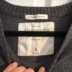 Abercrombie Crewneck Sweater Gray Small Cashmere Blend Minimalist‎ Casual Office thumbnail 2