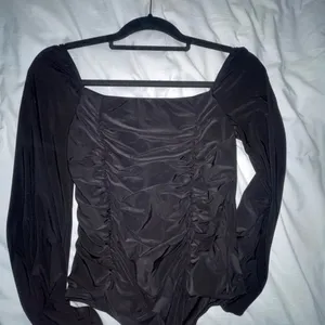 Black Long Sleeve Ruched Women's Bodysuit Size M thumbnail 3