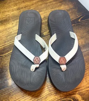 Reef White Flip Flops Size 8 thumbnail 1