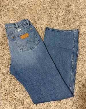 Women’s Wrangler Jeans thumbnail 2