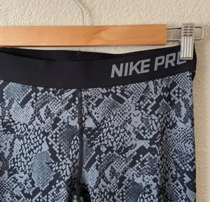 Nike Pro Black Gray Snake Print Capri Legging Med thumbnail 4
