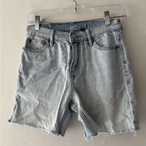 American Eagle Strigid Relaxed Short‎ Light Wash Super High Rise thumbnail 1