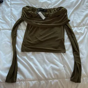 Gorgeous Brand New with Tags Prettylittlething Olive Off the Shoulder Slinky Top thumbnail 6