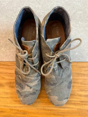 TOMS Desert Wedge Camo Canvas Lace-Up Bootie Size 11 thumbnail 4