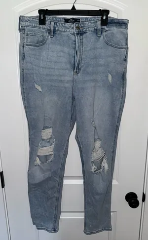 Hollister Jeans High-Rise Mom thumbnail 1