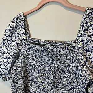J. Crew Puff Sleeve Smocked Peplum Daisy‎ Floral Top Navy White Cotton Medium thumbnail 2
