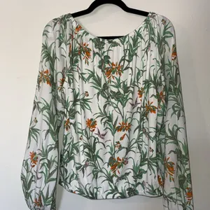 Anthropologie White Floral Long Sleeve Blouse with Pink Birds Size Medium‎ thumbnail 6