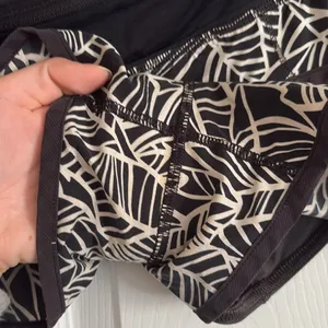 Lululemon Speed Up Shorts 3” Inseam Black White Palm Leaves Size 4 Shorts thumbnail 6
