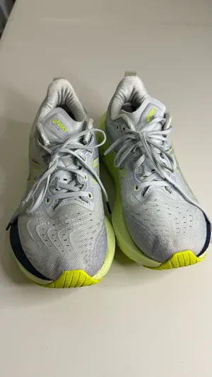 ASICS Running Shoes NOVABLAST 4 Women’s Size 10 thumbnail 2