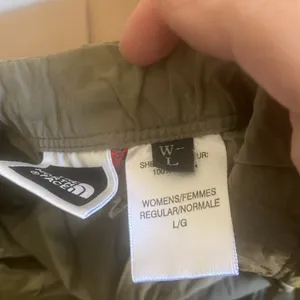 FINAL MARKDOWN Ladies the north face shorts large thumbnail 4
