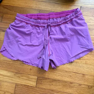 Lululemon Hit It Shorts Magenta Scalloped Hem Size 10 thumbnail 9