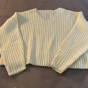 Mango New without tags pale yellow sweater size med thumbnail 2