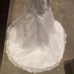 Gorgeous Mermaid Style Wedding Dress White Size 14 NWOT thumbnail 2