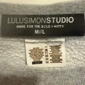 LULUSIMON STUDIO‎ Not That Athletic Club Graphic Cropped Sweatshirt in Grey Pink thumbnail 5