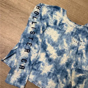 •Hollister• Blue & White Tie Dye Long Sleeve Crop Top thumbnail 2
