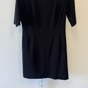 Tahari‎ Arthur S Levine Black Sheath Dress Elbow Sleeve Gold Zip Pockets Size 10 thumbnail 4