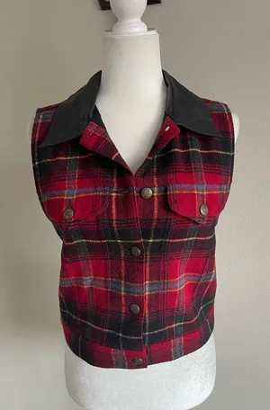Red Plaid Sleeveless Button-Front Crop Vest with Black Collar thumbnail 1