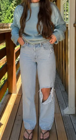 Abercrombie | 90s Straight‎ Ultra High Rise Distressed Knee Jeans Light Wash thumbnail 1