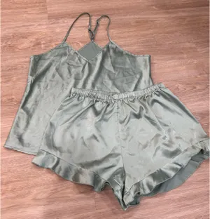 Green satin Pj set Size M thumbnail 1