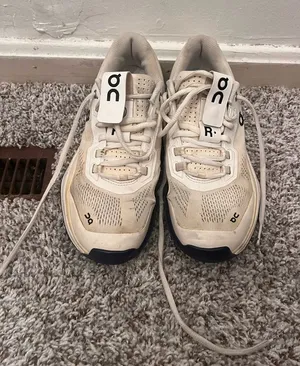 Women's OnCloud The Roger Pro Tennis Shoe Size 8.5 Gently worn thumbnail 1